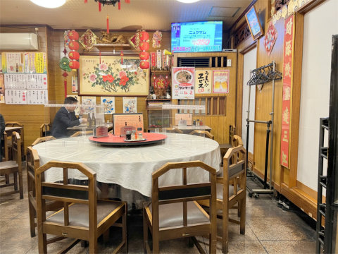 神奈川県横浜市中区尾上町３丁目にある「中華料理 紅花」店内