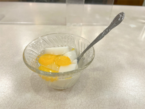 神奈川県横浜市中区尾上町３丁目にある「中華料理 紅花」B定食のフルーツ（杏仁豆腐）