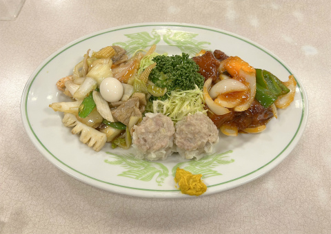 神奈川県横浜市中区尾上町３丁目にある「中華料理 紅花」B定食のフルーツB定食のシュウマイ、八宝菜、古老肉（スブタ）