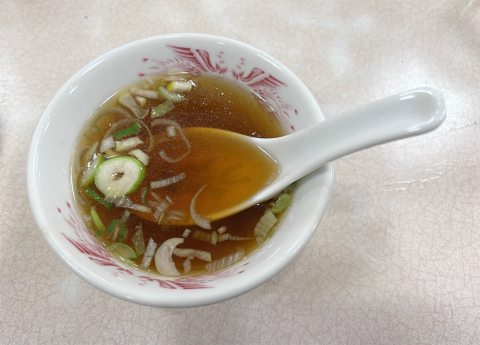 神奈川県横浜市中区尾上町３丁目にある「中華料理 紅花」B定食のスープ