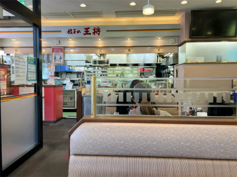 神奈川県横浜市神奈川区東神奈川1丁目にある中華料理店「餃子の王将 東神奈川駅西口店」店内