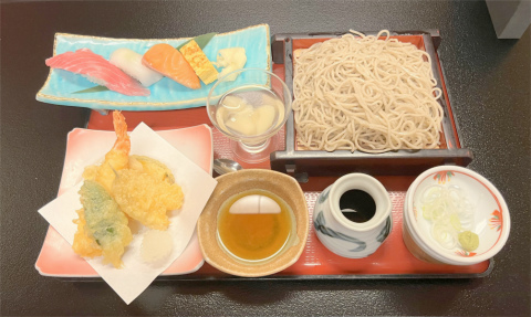 千葉県野田市木間ケ瀬にある和食、そば、うどん、寿司の「和食 めん処 とみや」天ぷら盛りと特選寿司セット