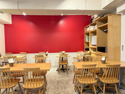 東京都墨田区吾妻橋3丁目にある「CHEESEBURGER専門店 RISE cafe&bar」店内
