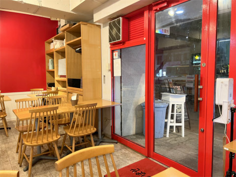 東京都墨田区吾妻橋3丁目にある「CHEESEBURGER専門店 RISE cafe&bar」店内