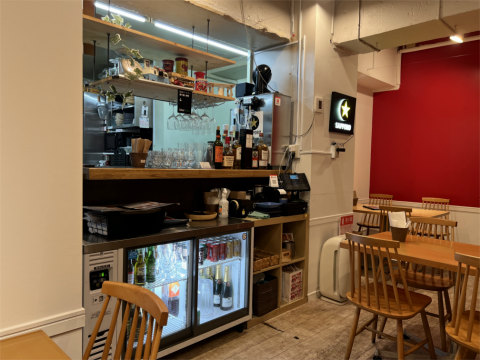 東京都墨田区吾妻橋3丁目にある「CHEESEBURGER専門店 RISE cafe&bar」店内