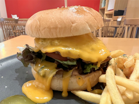 東京都墨田区吾妻橋3丁目にある「CHEESEBURGER専門店 RISE cafe&bar」エッグチェダーチーズバーガー