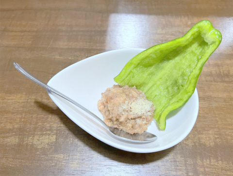 神奈川県横浜市中区尾上町３丁目にある居酒屋「肉×九州料理 しょうちゃん　関内本店」お通し（ピーマンで肉を包んで食べる）