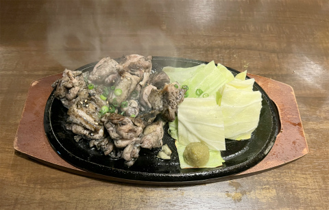 神奈川県横浜市中区尾上町３丁目にある居酒屋「肉×九州料理 しょうちゃん　関内本店」鶏の鉄板焼き 黒