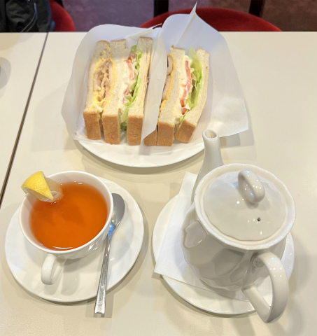 東京都新宿区西新宿１丁目にある「COFFEE ROOM GINZA Renoir　喫茶室ルノアール　新宿西口駅前店」ホットティー（レモン）とデカ盛りクラブハウスサンド