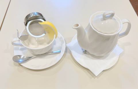 東京都新宿区西新宿１丁目にある「COFFEE ROOM GINZA Renoir　喫茶室ルノアール　新宿西口駅前店」ホットティー（レモン）