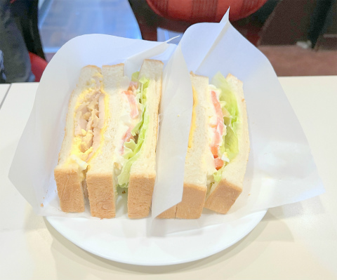 東京都新宿区西新宿１丁目にある「COFFEE ROOM GINZA Renoir　喫茶室ルノアール　新宿西口駅前店」デカ盛りクラブハウスサンド