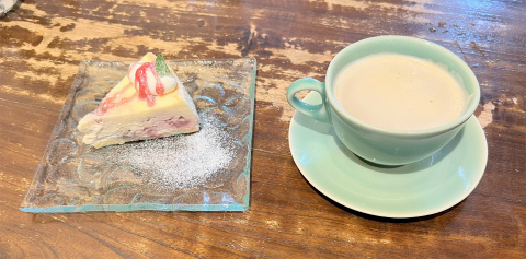 兵庫県神戸市垂水区西舞子2丁目にある洋菓子店「Hadiah Bali ハディア バリ」ホットカフェオーレといちごチーズケーキ