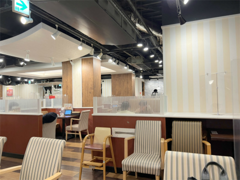 東京都台東区小島２丁目にあるファミリーレストラン「Jonathan's　ジョナサン　新御徒町店」店内n