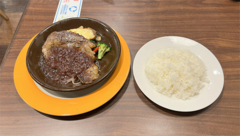 東京都台東区小島２丁目にあるファミリーレストラン「Jonathan's　ジョナサン　新御徒町店」ビーフリブロースステーキたっぷり玉ねぎのシャリアピンソースとライス＆ドリンクバーセット