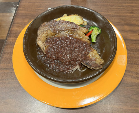 東京都台東区小島２丁目にあるファミリーレストラン「Jonathan's　ジョナサン　新御徒町店」ビーフリブロースステーキたっぷり玉ねぎのシャリアピンソースとライス＆ドリンクバーセット