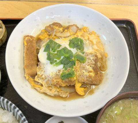 千葉県松戸市松戸新田にある食堂「あざみや」カツ煮定食