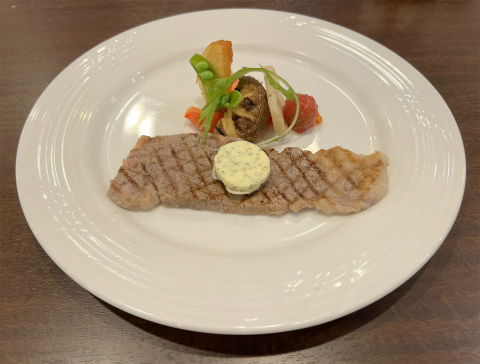 神奈川県横浜市中区港町4丁目にある洋食店「横浜開港黒カレー 風我亭」サーロインステーキ