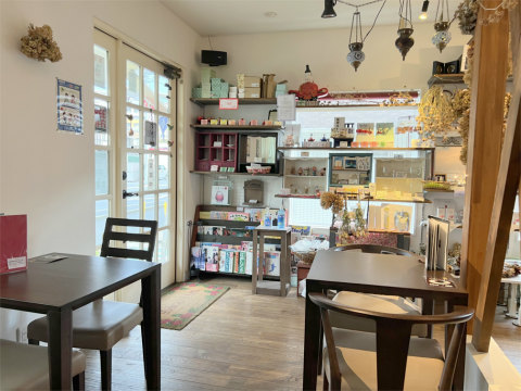 千葉県船橋市西習志野1丁目にあるカフェ「高根童子」店内