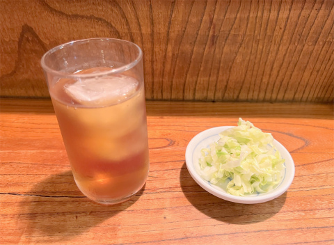 神奈川県横浜市中区太田町6丁目にある焼鳥店「やきとり 元祖 浜一番」ウーロン茶とお通し