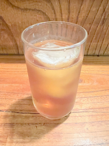 神奈川県横浜市中区太田町6丁目にある焼鳥店「やきとり 元祖 浜一番」ウーロン茶とお通し