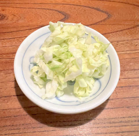 神奈川県横浜市中区太田町6丁目にある焼鳥店「やきとり 元祖 浜一番」ウーロン茶とお通し