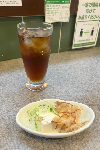 東京都墨田区京島1丁目にある居酒屋「炭火焼 八剣伝 京成曳舟店」ウーロン茶とお通しの冷奴