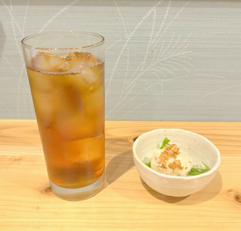 千葉県成田市花崎町にある居酒屋「個室居酒屋 比内地鶏・天ぷら 秋風」ウーロン茶とお通し