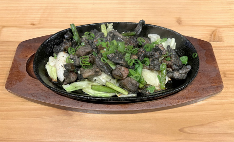 千葉県成田市花崎町にある居酒屋「個室居酒屋 比内地鶏・天ぷら 秋風」鶏せせりとももの鉄板黒焼き