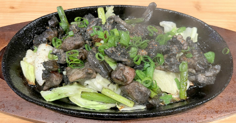 千葉県成田市花崎町にある居酒屋「個室居酒屋 比内地鶏・天ぷら 秋風」鶏せせりとももの鉄板黒焼き