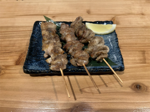 千葉県成田市花崎町にある居酒屋「個室居酒屋 比内地鶏・天ぷら 秋風」焼鳥(もも、皮、せせり)