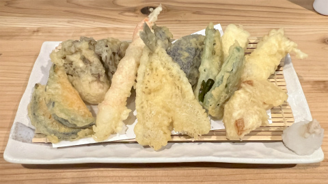 千葉県成田市花崎町にある居酒屋「個室居酒屋 比内地鶏・天ぷら 秋風」天ぷら盛り合わせ2~3人前