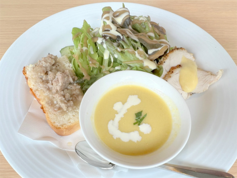 茨城県結城市結城にあるイタリア料理のお店「Sempre センプレ」前菜・スープ・ブルスケッタとグリーンサラダの盛り合わせ
