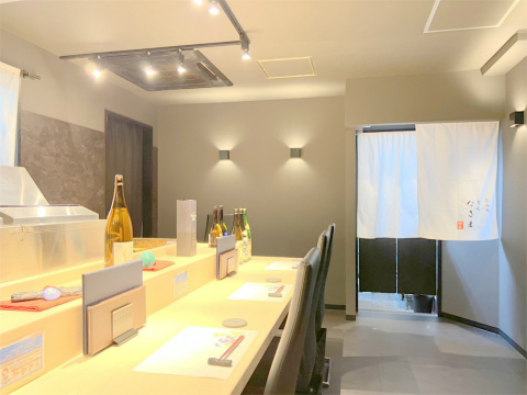 神奈川県横浜市中区常盤町3丁目にある炭火焼、創作料理「炭火焼 旬彩だるま」店内