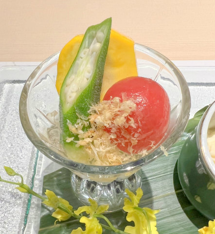 神奈川県横浜市中区常盤町3丁目にある炭火焼、創作料理「炭火焼 旬彩だるま」季節の前菜盛り合わせのズッキーニとオクラとトマトのおひたし