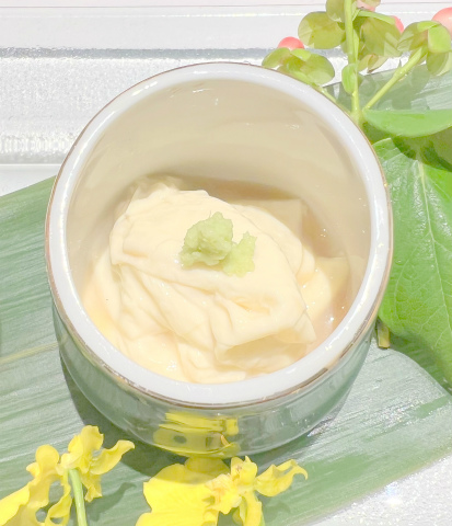 神奈川県横浜市中区常盤町3丁目にある炭火焼、創作料理「炭火焼 旬彩だるま」季節の前菜盛り合わせの湯葉