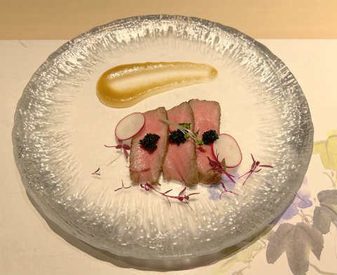 神奈川県横浜市中区常盤町3丁目にある炭火焼、創作料理「炭火焼 旬彩だるま」かつべ牛のローストビーフ