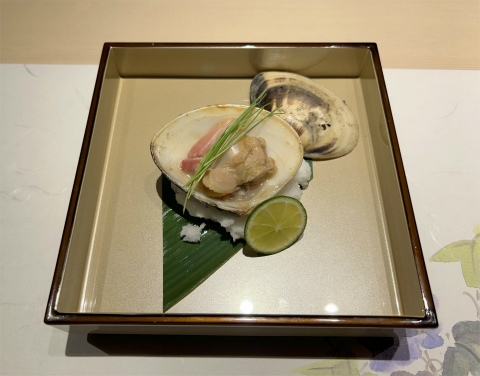 神奈川県横浜市中区常盤町3丁目にある炭火焼、創作料理「炭火焼 旬彩だるま」千葉県産ハマグリ蒸し