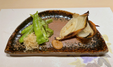 神奈川県横浜市中区常盤町3丁目にある炭火焼、創作料理「炭火焼 旬彩だるま」旬野菜の炭火焼(千葉県産万願寺唐辛子と淡路産玉ねぎ)