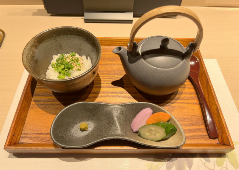 神奈川県横浜市中区常盤町3丁目にある炭火焼、創作料理「炭火焼 旬彩だるま」本日の出汁茶漬け