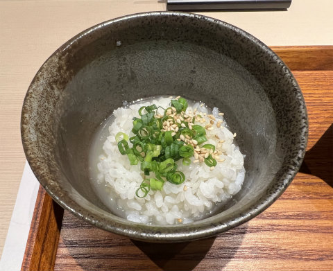 神奈川県横浜市中区常盤町3丁目にある炭火焼、創作料理「炭火焼 旬彩だるま」本日の出汁茶漬け