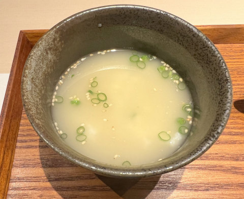 神奈川県横浜市中区常盤町3丁目にある炭火焼、創作料理「炭火焼 旬彩だるま」本日の出汁茶漬け