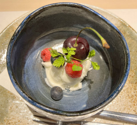 神奈川県横浜市中区常盤町3丁目にある炭火焼、創作料理「炭火焼 旬彩だるま」デザート