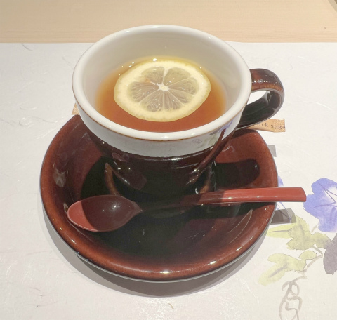 神奈川県横浜市中区常盤町3丁目にある炭火焼、創作料理「炭火焼 旬彩だるま」ホットレモンティー