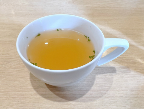 埼玉県草加市清門1丁目にある喫茶店「ミヤマ珈琲 草加清門町店」プレミアムモーニングプレートに付くコンソメスープ