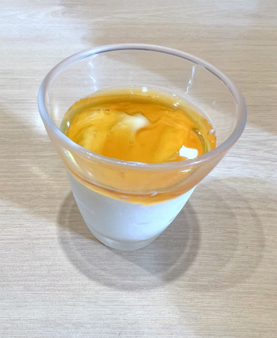 埼玉県草加市清門1丁目にある喫茶店「ミヤマ珈琲 草加清門町店」プレミアムモーニングプレート付くコンソメスープに付く濃厚はちみつヨーグルト