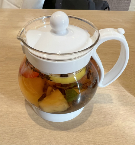 埼玉県草加市清門1丁目にある喫茶店「ミヤマ珈琲 草加清門町店」フルーツティー(ホット)