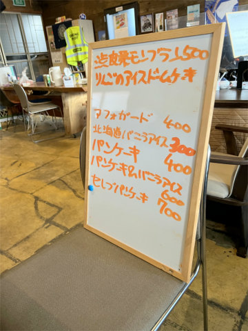 茨城県桜川市真壁町真壁にあるカフェ「旅人 cafe TOY BOX」店内