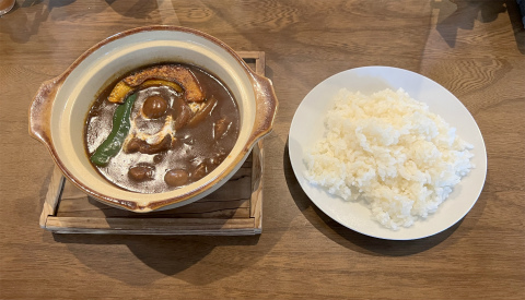 茨城県桜川市真壁町真壁にあるカフェ「旅人 cafe TOY BOX」ビーフシチューセットのビーフシチューとライス