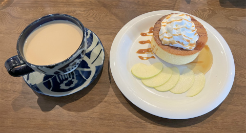 茨城県桜川市真壁町真壁にあるカフェ「旅人 cafe TOY BOX」ビーフシチューセットのホットカフェオレとパンケーキ
