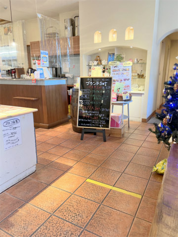 千葉県松戸市松戸新田にあるイタリアンのお店「Bakery Italian Restaurant MACARONI MARKRT ベーカリーイタリアンレストラン マカロニ市場 松戸店」店内